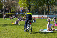 903737 Afbeelding van een politieagent tijdens het handhaven van de maatregelen tegen de Corona-pandemie op het ...